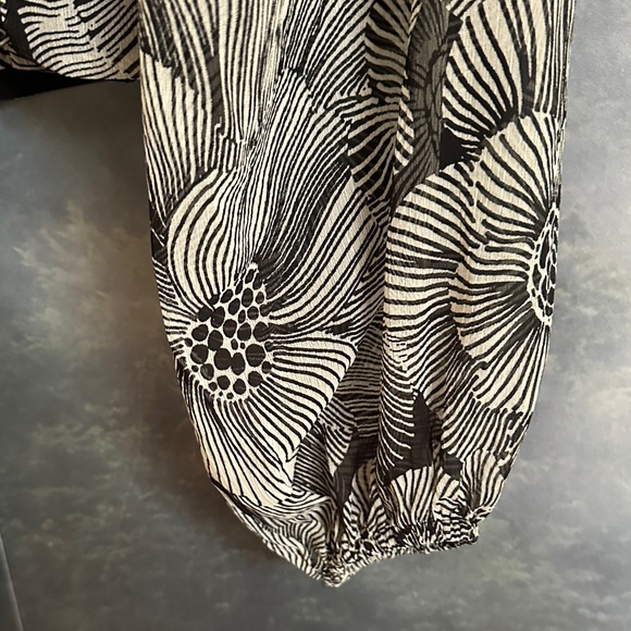 Express Monochrome Floral Wrap Blouse - Picture 5 of 7